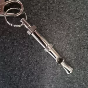 Sifflet de dressage pour chien reçu du client E****y.
