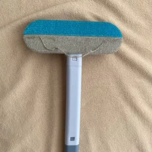 Brosse de nettoyage de poils de chien pour meubles reçue du client N***e