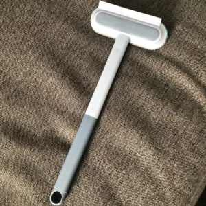 Brosse de nettoyage pour poils de chien reçue de la part du client K***e