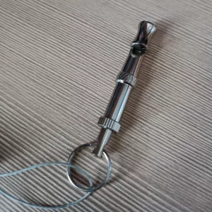 Reçu le sifflet d'entraînement pour chien du client T***e.