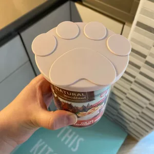 Reçu l'ensemble couvercle de boîte de nourriture pour chien en silicone & cuillère du client J****s.