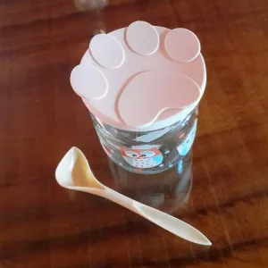 Reçu l'ensemble Couvercle de Canette de Nourriture pour Chien en Silicone & Cuillère du client E*****u.