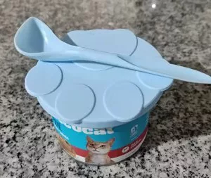 Reçu l'ensemble Couvercle de Canette pour Nourriture de Chien en Silicone & Cuillère du client Q****o.