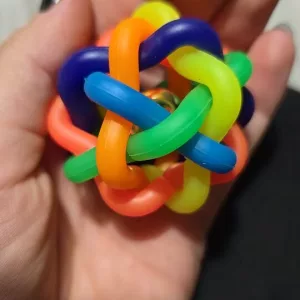 Balle à mâcher colorée avec clochette reçue du client T**a.