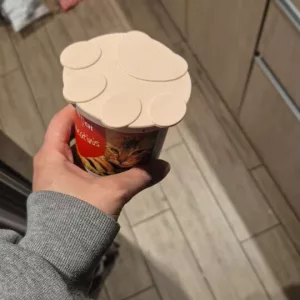 Reçu le set de couvercle en silicone pour boîte de nourriture pour chien et cuillère du client S***b.