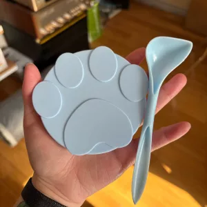 Reçu l'ensemble couvercle de boîte de nourriture pour chien en silicone et cuillère du client Z*****k.