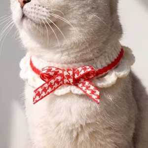 Joli collier tricoté pour chat avec bavoir à bouton réglable